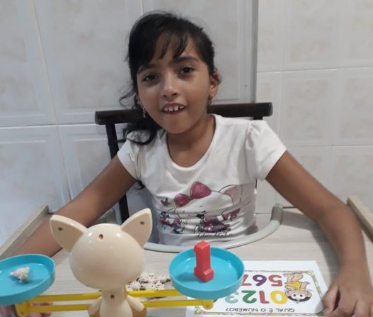 criança rett brincando